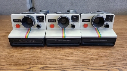 <EB> (3) Vintage Polaroid OneStep Instant Cameras