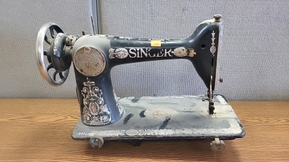 <EB> Vintage Singer Sewing Machine