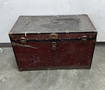 Vintage Burgundy Trunk [FN]