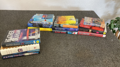 15 Books Kathy Reichs And Other Good Condition Please Inspect