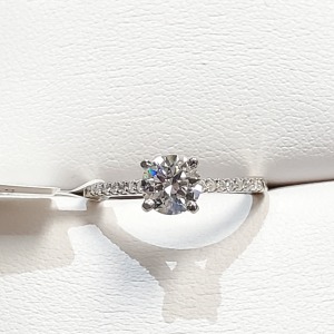10K Moissanite (Test Like Diamonds, Looks Better)(0.9ct) Ring