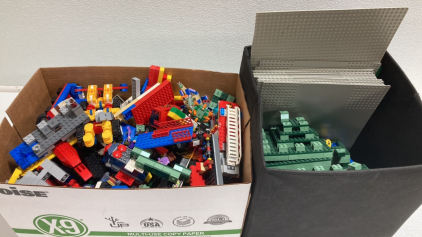 Large Collection of Lego Blocks and Flat Pieces