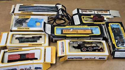 Model Train Engine, Cars, Track, & Power Pack