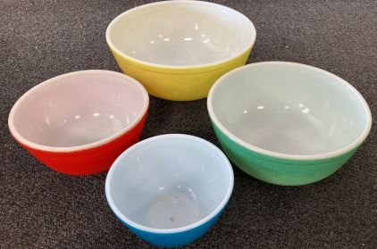 Vintage Pyrex 4-Piece Stacking Bowl Set