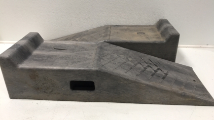 (2) Rhino Vehicle Ramps