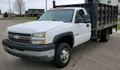 2005 Chevrolet Silverado 3500 - Lift Gate!