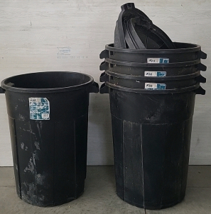 (5) 32 Gallon Trash Cans with (4) Lids