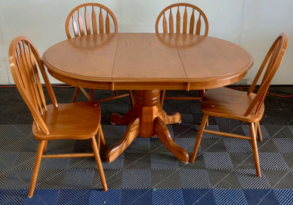 Wood Oval Shaped Dining Room Table With Leaf and (4) Matching Chairs