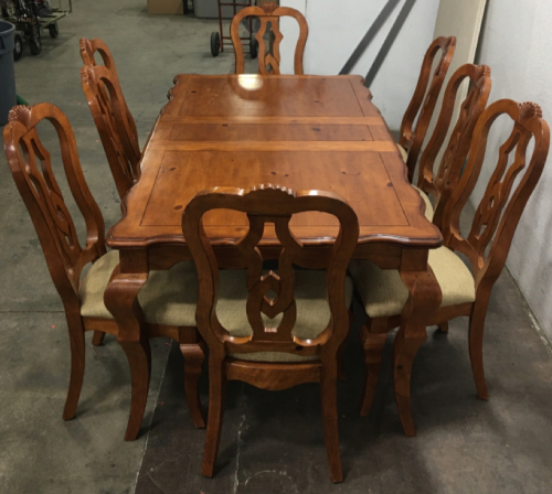 Beautiul Kitchen Table With (8) Dining Chairs