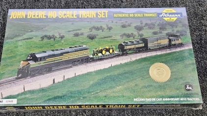 <BB> New Unopened John Deere Model Train Set