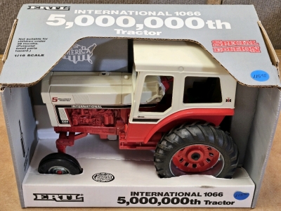 Unopened International 1066 1/16 Model Tractor