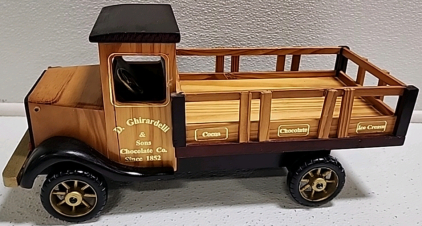 Ghirardelli Chocolat Wood Truck