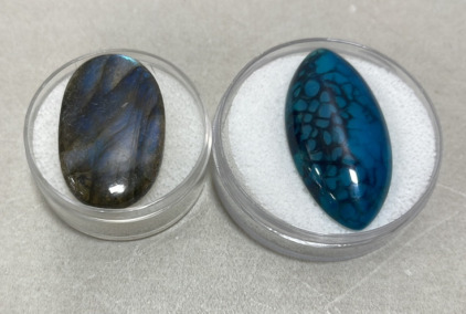 (1) 31.35ct Flashy Top Quality Labradorite Gemstone Cabochon, (1) 39.00ct Blue And Black Dragon Veins Agate Gemstone Cabochon