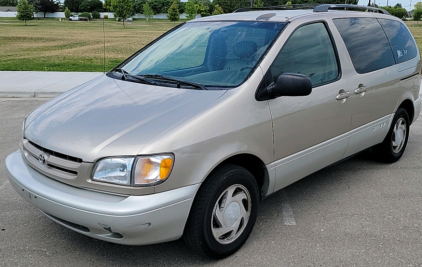 2000 Toyota Sienna - Leather Seats!