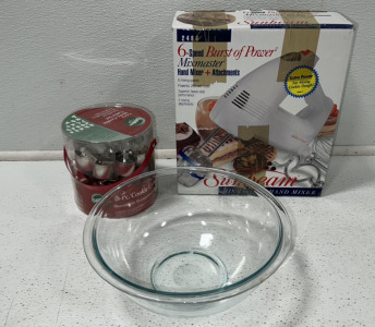 Mixmaster* Mixer, Cookie Cutters & Glass Bowl