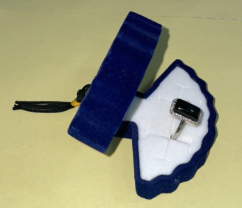 Small Pendant Black Stone Ring In Blue Shell-Shaped Ring Box