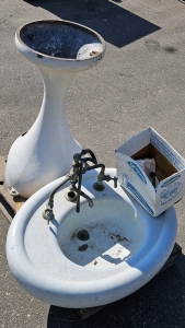 <MB> Antique Cast Iron Pedestal Sink w/ Plumbing