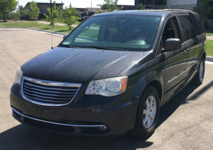 2012 CHRYSLER TOWN & COUNTRY - LOW MILES - DVD PLAYER