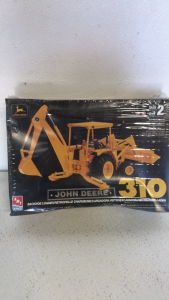 Amt Ertl John Deere 310 1/25 Scale Model Kit New Sealed