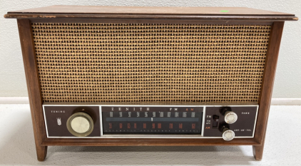 Vintage Zenith FM/AM Radio