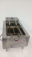 Wells Brand 15lb Capacity Dual Basket Commercial Restaurant Fryer - 2