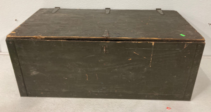 13&rsquo;&rsquo; x 32&rsquo;&rsquo; x 16 1/2&rsquo;&rsquo; Vintage Military FOOT LOCKER Chest Flat Top