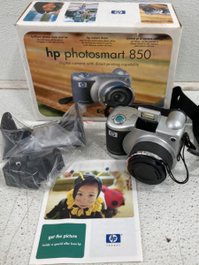 Hewlett-Packard PhotoSmart 850 Digital Camera w/Accessories