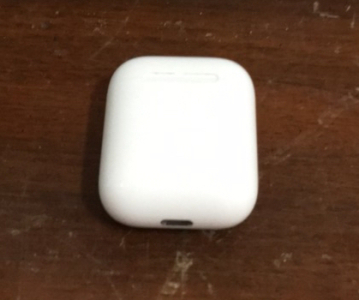 Apple AirPods Gen 1 Or 2 With Charging Case
