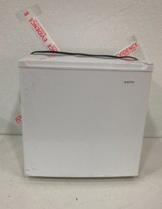 18 1/2&rsquo;&rsquo; x 18&rsquo;&rsquo; x 19&rsquo;&rsquo; Sanyo White Mini Fridge (SP2)