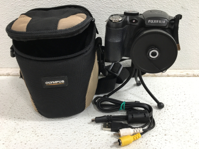 FujiFilm Fine Pix S Digital Camera w/Cords & Olympus Bag SP 7