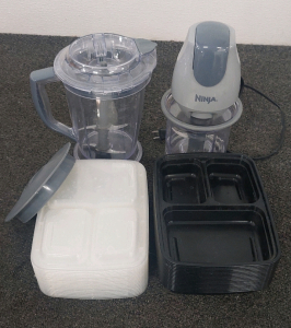 NINJA Blender w/ lid attachments - Includes 19 optional food containers