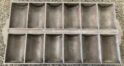 Cast Iron No. 11 Hot Roll Pan