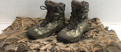 (1) Columbia Sz10 Waterproof Techlite 200gram Boots (1) Camouflaged Fabric Cover