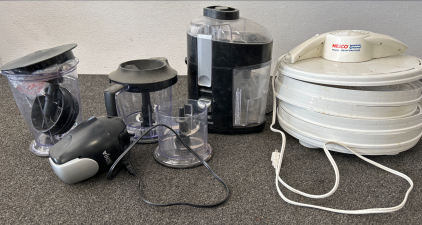 Kitchen gadgets great for prepping !! Nesco food dehydrator (works!), Black and Decker juicer (works!) and a Ninja food processor (for parts or repair) please inspect.