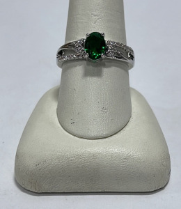 (1) Oval Cut And Faceted Emerald Silver .925 Ladies Ring Size 10