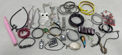 (17) Different Costume/Craft Ladies Necklaces, Bracelets, And Earrings