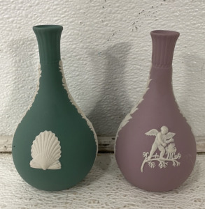 (2) 5 1/2&rsquo;&rsquo; Vintage Wedgwood Jasperware Bud Vases