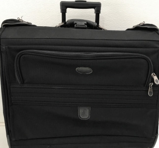 (1) Atlantic Rolling Suitcase